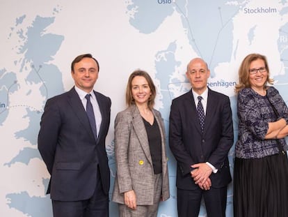 Marisol Martín-Cleto, directora de Prointec, filial de Indra (segunda por la derecha), junto con la embajadora de España en Estonia, Teresa Orjales, y miembros de sus equipos.