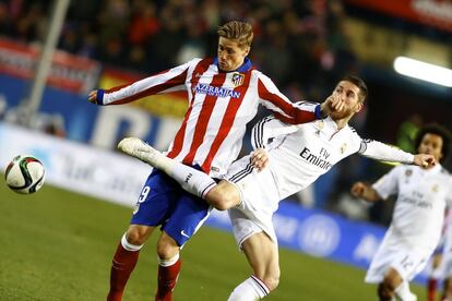 Fernando Torres (izquierda) y Sergio Ramos pelan por un balón, en un partido de la Copa del Rey, el 7 de enero de 2015.