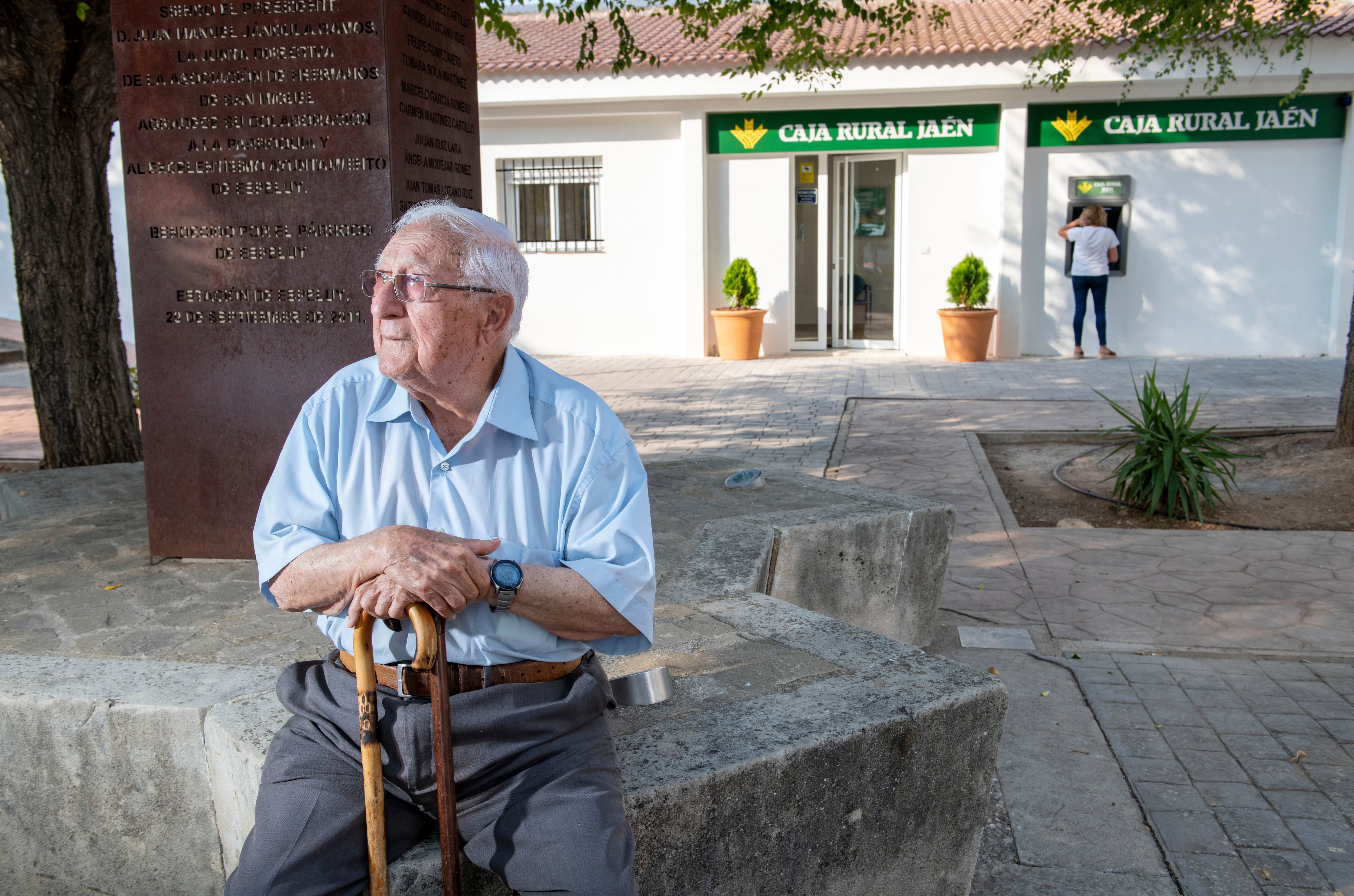 Jaén recupera los cajeros: “¡Por fin puedo sacar dinero en mi pueblo!”