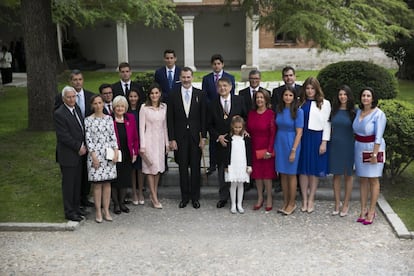 El escritor Sergio Ramírez, ganador del Cervantes, junto su familia y al rey Felipe VI en una foto de familia en la Universidad de Alcalá e Henares.