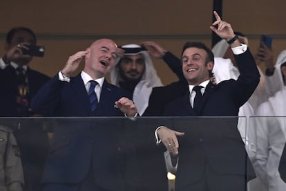 El presidente de la Fifa, Gianni Infantino, y el presidente francés, Emmanuel Macron.