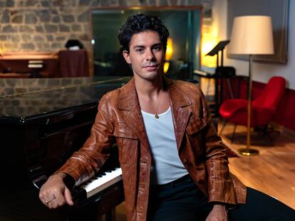 El cantante Alfred García posa para ICON en un estudio de grabación en Barcelona.
