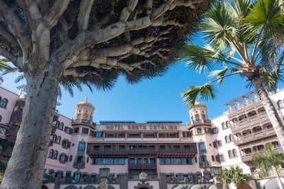 El exterior del hotell Royal Hideaway Santa Catalina Gran Lujo, donde se alojaron los miembros más importantes del equipo de rodaje de 'Moby Dick' en 1954.