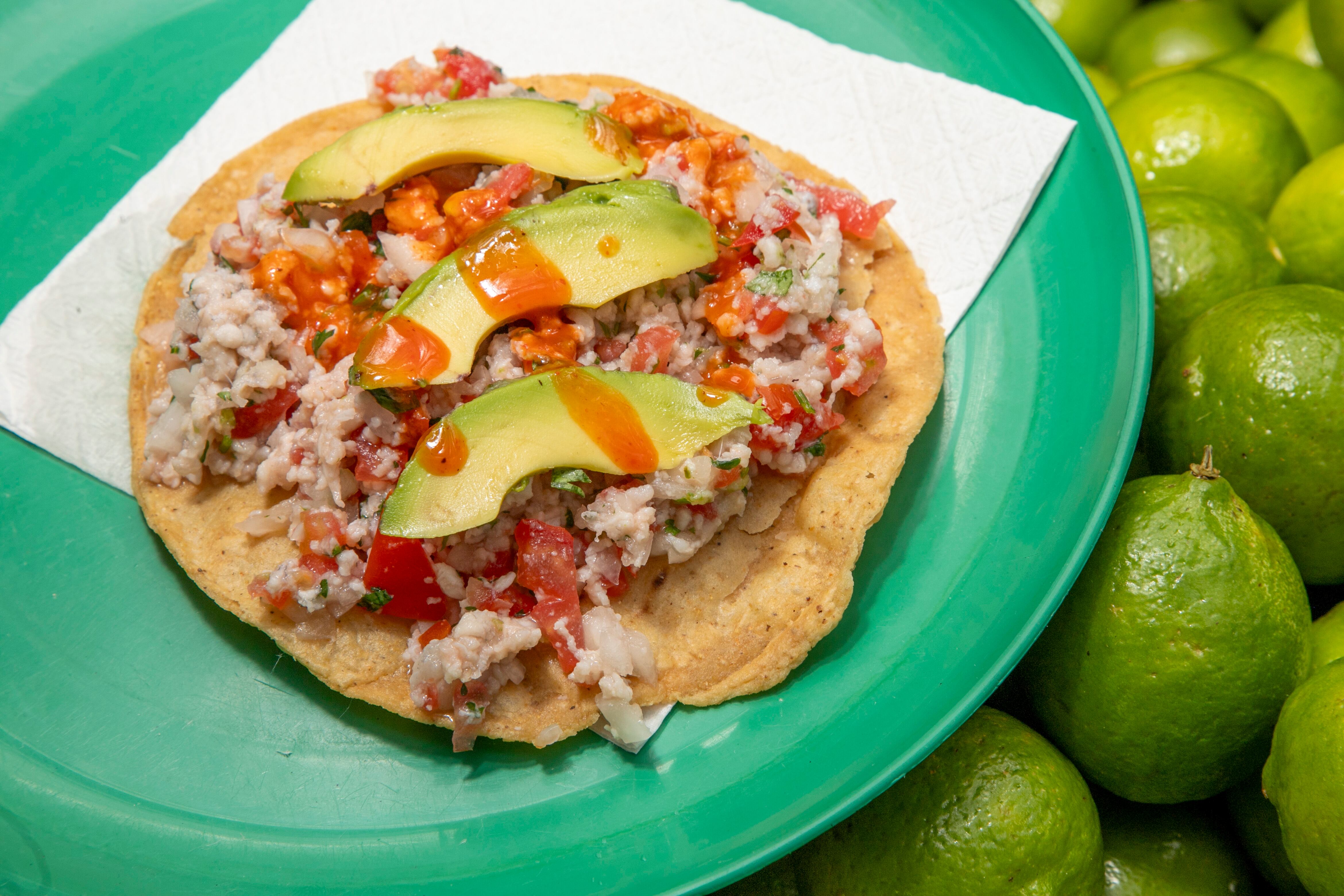 Una tostada de pescado.