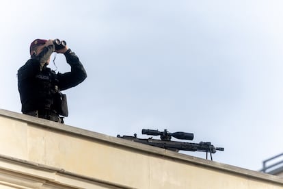 Un francotirador de la Polica vela los actos de celebracin de la Carta Magna en el exterior del Congreso de los Diputados.