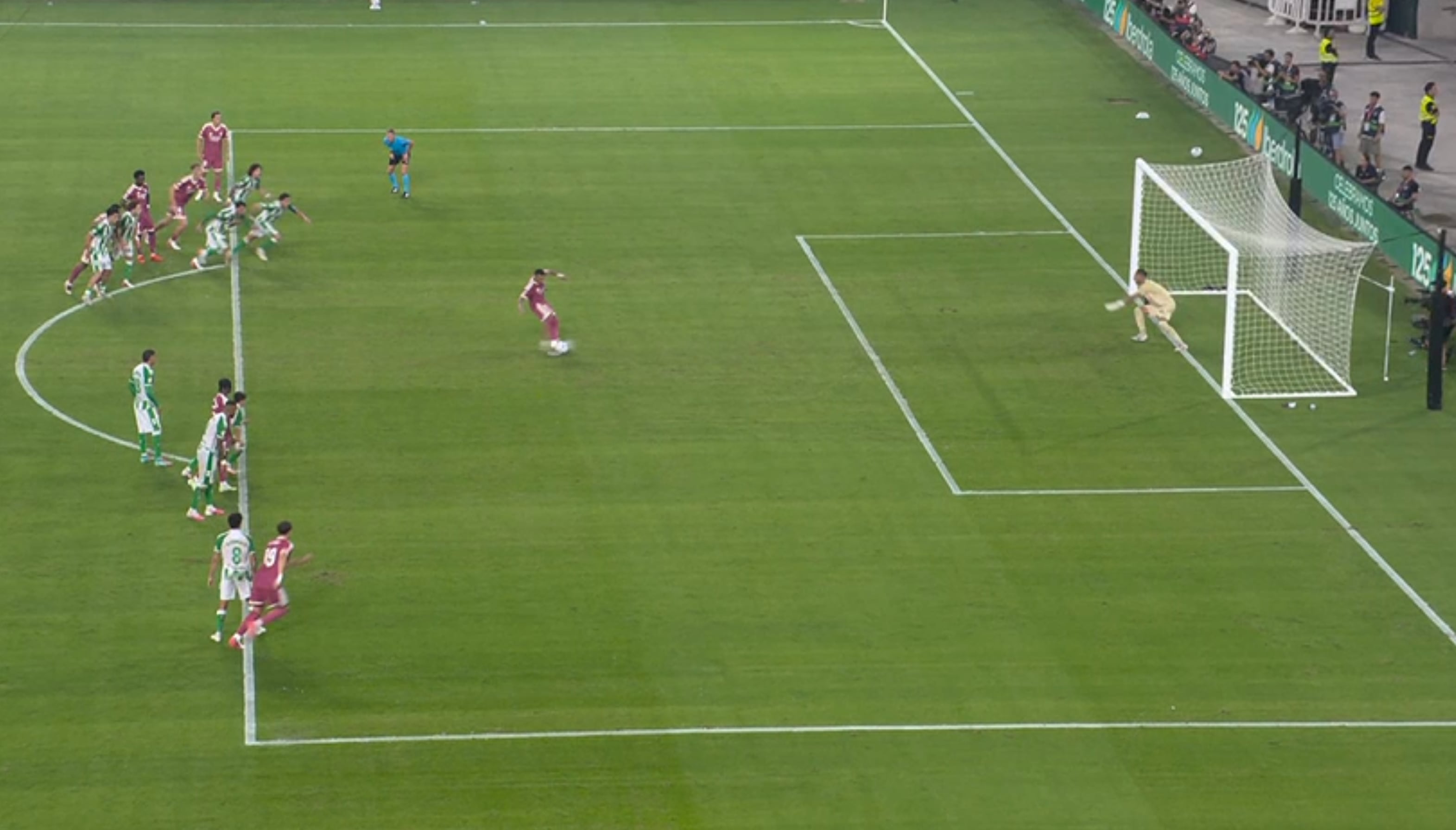 Bartra, arriba a la izquierda, no pisa el área cuando Mbappé tira el penalti que paró Valles.