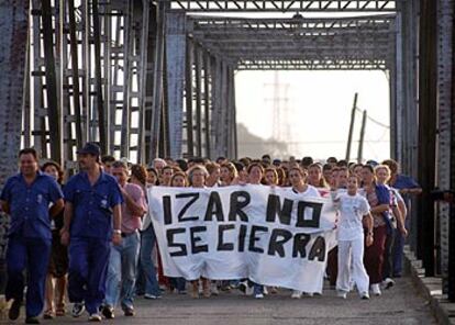 Manifestación de las mujeres de los trabajadores de Izar en Cádiz en la N-4.