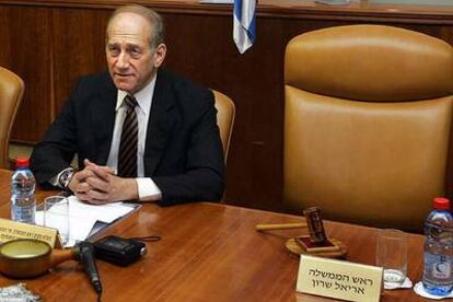 Olmert, junto a la silla vacía de Sharon, en la reunión del gabinete israelí celebrada hoy.