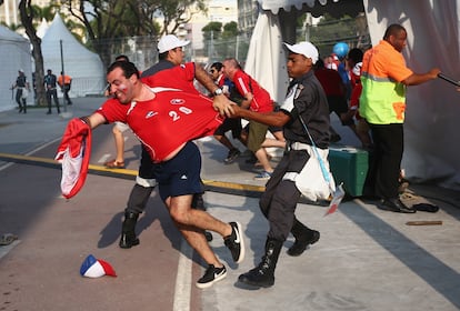 En Río, hinchas chilenos intentan burlar la seguridad en el partido contra España en el mundial de Brasil 2014.