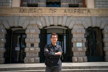 La historiadora Isabel Bueno Bravo posa frente a la entrada del Museo de América.