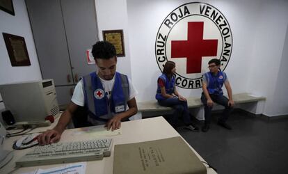 Empleados de la Cruz Roja de Venezuela.