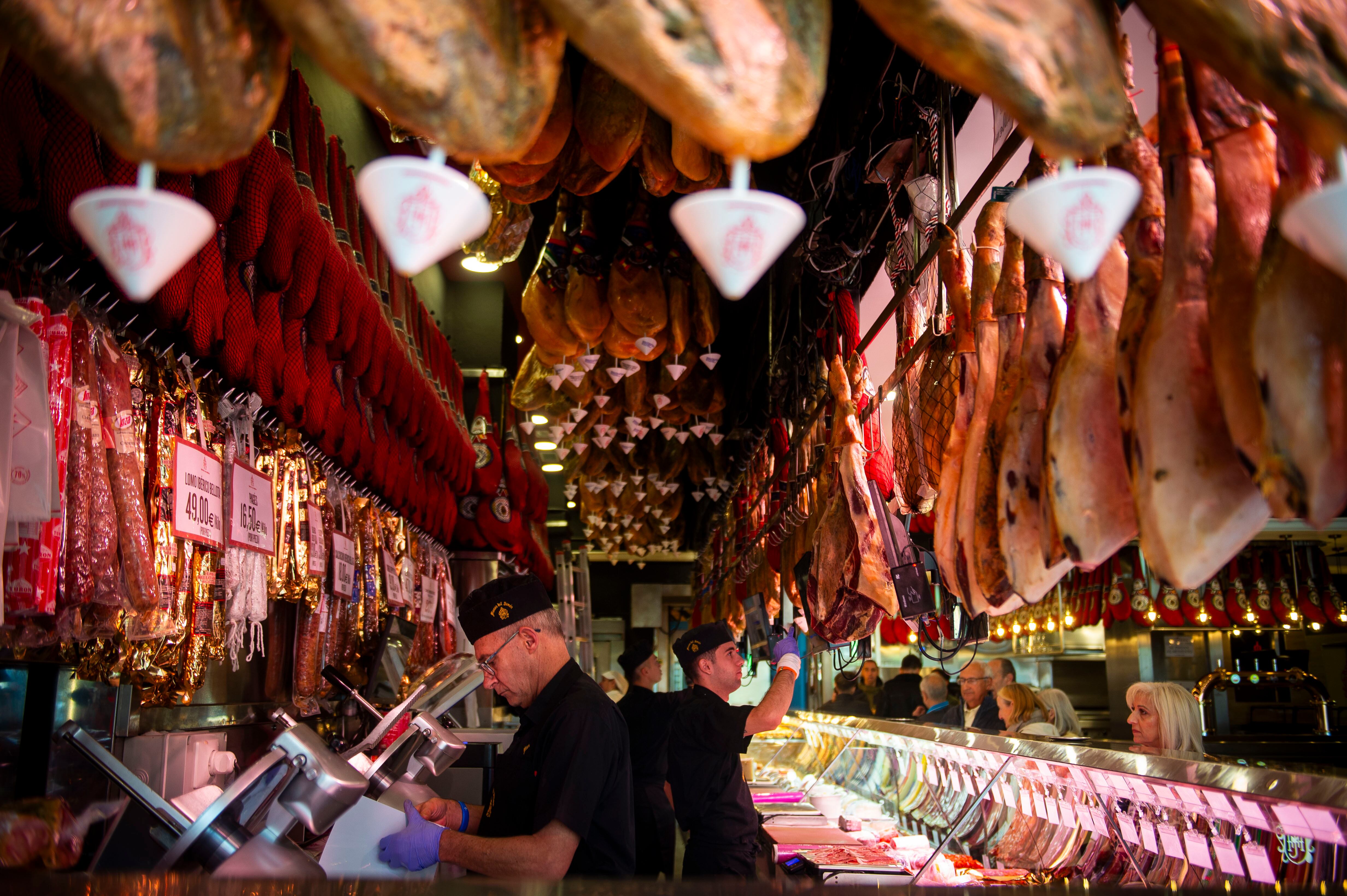 Interior de la charcutería del Museo del Jamón en el barrio de Usera, en Madrid.