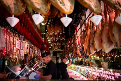 Interior de la charcutería del Museo del Jamón en el barrio de Usera, en Madrid.