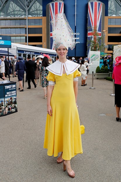 Las invitadas anónimas tampoco dejaron indiferente a nadie. Aquí una combinación de vestido largo amarillo con tocado de tul blanco.