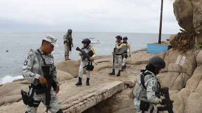 Elementos de la Guardia Nacional realizaron un recorrido por la playa principal en Puerto Escondido ante el avance de la tormenta tropical Erick.