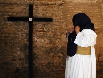Uno de los miembros de la hermandad de las Aguas en las Reales Atarazanas de Sevilla, al comienzo de la estación de penitencia que la cofradía ha llevado a cabo el Lunes Santo, 25 de marzo de 2013.