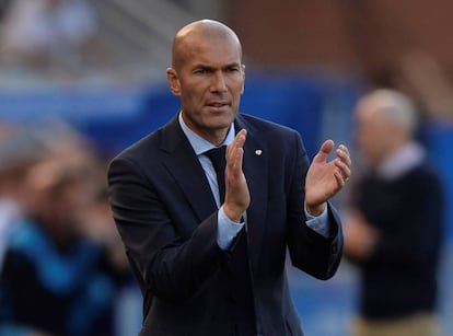 Zinedine Zidane aplaude a sus jugadores durante el partido.