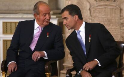 Dom Juan Carlos e dom Felipe no início do ato de assinatura da abdicação.