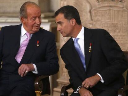 Dom Juan Carlos e dom Felipe no início do ato de assinatura da abdicação.