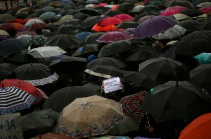 Una mujer sostiene un cartel que dice ' Vivas nos queremos' durante la manifestación convocada por la plataforma social 'Ni Una Menos', en Buenos Aires (Argentina). La plataforma 'Ni Una Menos' convocó a movilizarse durante el 'Miércoles negro', una jornada que busca poner fin a la violencia de género y a otras prácticas de discriminación hacia las mujeres, tras el violento asesinato de una joven de 16 años en la ciudad de Mar del Plata.