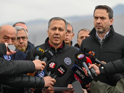 El ministro de Interior de Turquía, Ali Yerlikaya, el 14 de enero en la localidad de Erzincan.