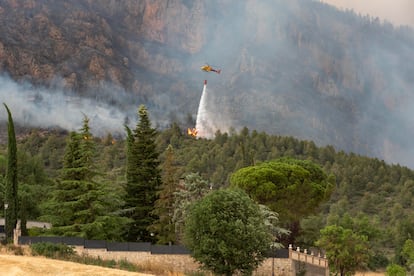 Los Bomberos de la Generalitat trabajan en la extinción de ocho incendios, aunque son dos los de mayor magnitud, en la imagen el de Artesa de Segre (Lleida), que ya afecta a unas 500 hectáreas de vegetación, y el de Corbera d'Ebre (Tarragona), donde se trabaja en un área de 200 hectáreas. EFE/ Ramón Gabriel