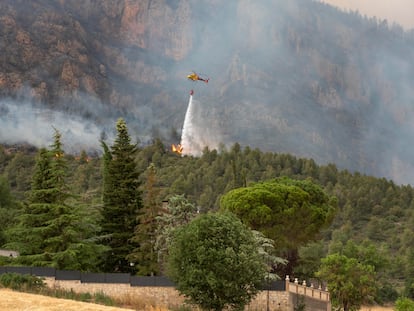 Los Bomberos de la Generalitat trabajan en la extinción de ocho incendios, aunque son dos los de mayor magnitud, en la imagen el de Artesa de Segre (Lleida), que ya afecta a unas 500 hectáreas de vegetación, y el de Corbera d'Ebre (Tarragona), donde se trabaja en un área de 200 hectáreas. EFE/ Ramón Gabriel