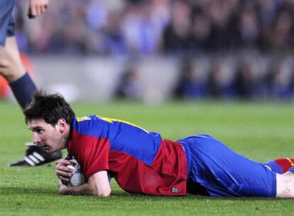 Messi, tras ser víctima de una falta en el partido entre el Barcelona y el Chelsea.