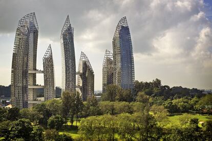 Reflections at Keppel Bay (Reflejos en la bahía de Keppel) es el nombre de este complejo residencial de seis torres curvadas de entre 24 y 41 pisos que el arquitecto polaco-norteamericano Daniel Libeskind (nacido en Lodz, Polonia, en 1946) proyectó en Singapur. Once bloques de apartamentos de baja altura completan el conjunto, que destaca por sus fachadas de aluminio, los marcos estructurales abiertos que rematan cada una de las torres y los puentes elevados que las interconectan.