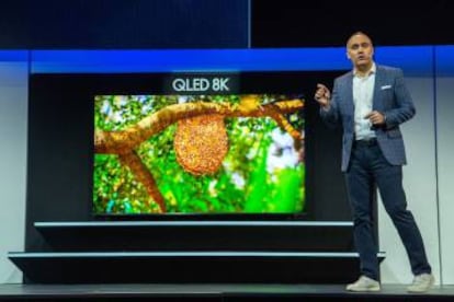 El vicepresident de Samsung Electronics America, Dave Das, mostra el televisor QLED 8K de la companyia a Las Vegas.