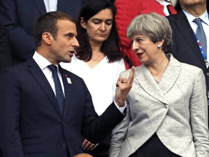 El presidente francés, Emmanuel Macron, y la primera ministra británica, Theresa May, asisten a un partido de fútbol amistoso en París el 13 de junio de 2017. EFE/ETIENNE LAURENT