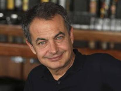 El expresidente del Gobierno José Luis Rodríguez Zapatero durante una reunión con la prensa hoy en Lanzarote.