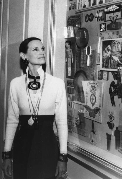 Gloria Vanderbilt y una de sus colecciones exhibidas en el salón del hotel Ritz en Nueva York, en 1972. 