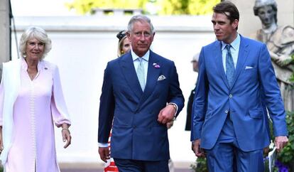 Ben Elliot (a la derecha), con su tío Camilla Parker Bowles y el príncipe Carlos de Inglaterra en un acto en Londres en 2015.