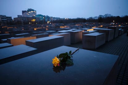 Una flor sobre una losa de hormigón con motivo del Día Internacional de Conmemoración del Holocausto, que marca la liberación del campo de exterminio nazi de Auschwitz-Birkenau, en el Memorial del Holocausto en Berlín