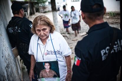 Juliana Figueroa, de El Salvador, que busca a su hijo Orlando Rauda Figueroa, desparecido en transito por México en el 2000. Sale del Reclusorio de Juchitán, Oaxaca, durante las visitas a centros de internamiento que la caravana fue realizando en diferentes ciudades durante su recorrido. 