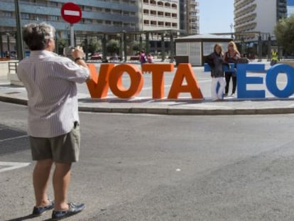 Unos vecinos se fotograf&iacute;an junto a las letras colocadas por el PP en C&aacute;diz.