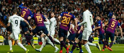 El Real Madrid y el FC Barcelona, en un partido de liga.