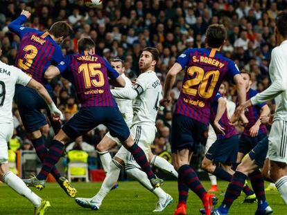El Real Madrid y el FC Barcelona, en un partido de liga.