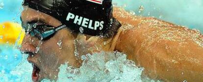 Michael Phelps, en pleno esfuerzo durante el tercer relevo, a mariposa, en la final de los 4x100 metros estilos.