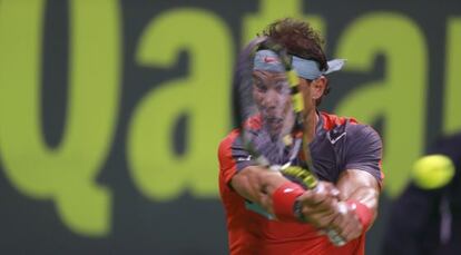 Nadal devuelve una bola ante Gulbis.