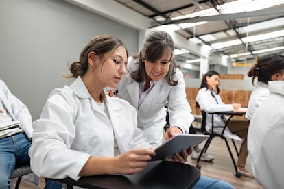 Una alumna toma clases en un laboratorio. 