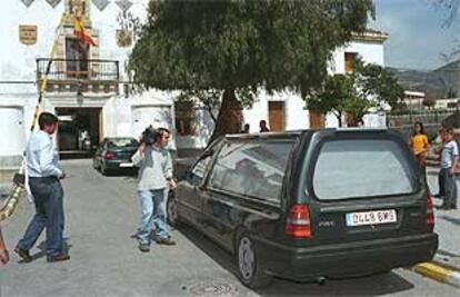 Uno de los coches fúnebres sale del cuartel de la Guardia Civil en Órgiva (Granada).