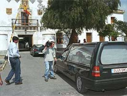 Uno de los coches fúnebres sale del cuartel de la Guardia Civil en Órgiva (Granada).