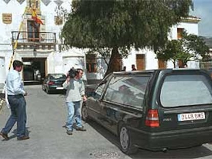 Uno de los coches fúnebres sale del cuartel de la Guardia Civil en Órgiva (Granada).