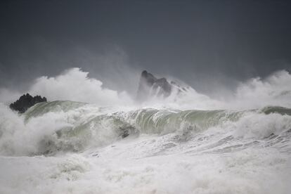 Las olas chocan contra Island Bay (Nueva Zelanda). Los viajes en barco por el estrecho de Cook han sido suspendidos debido a la mala mar.