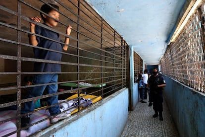 Un oficial permanece junto a un joven que vive en la casa-hogar La Gran Familia hoy, jueves 17 de julio de 2014, en la ciudad de Zamora. La fiscalía mexicana anunció hoy que las primeras declaraciones de doce de los cerca de 500 menores rescatados el martes en el albergue para menores en Michoacán confirmaron las denuncias sobre abusos sexuales, maltratos físicos y psicológicos, mientras que cerca de 250 personas marcharon hoy por las calles de la ciudad para defender a la fundadora de ese centro, Rosa del Carmen Verduzco, detenida en un operativo federal.