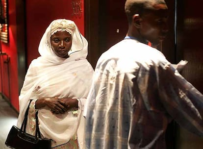 Amina Lawal con su primo Anwal Bashir, ante la puerta de su habitacin de hotel en Madrid.