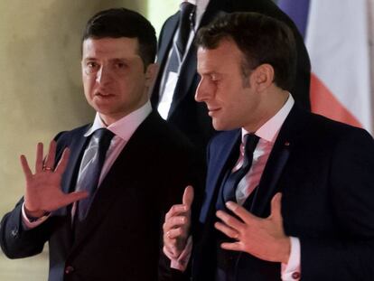 El presidente de Ucrania, Volodímir Zelenski, junto al presidente de Francia, Emmanuel Macron, en su vista a París.