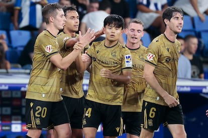 Takefusa Kubo celebra su gol ante el Espanyol con sus compañeros.